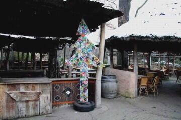 Weihnachten in Afrika, Tannenbaum aus Getränkedosen für das Cafe Kifaru im Sambesi