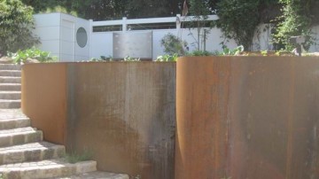 geschwungene Corten Stahl Wände für den Garten