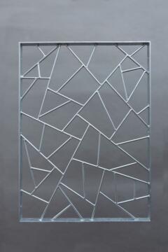 Ein Fenstergitter aus feuerverzinktem Stahl mit der schönen Schmitz Struktur