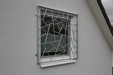 Zwei Fenstergitter aus feuerverzinktem Stahl