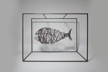 Draht Fisch aus 2 mm Stahl Draht im Rahmen aus Vierkantstahl