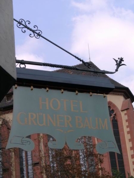 historischer Ausleger mit nachgerüsteter LED Beleuchtung für das Hotel Grüner Baum in Würzburg