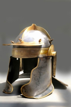 Antik Finish am Nachbau eines römischen Helms