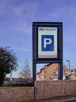 Parkplatz Stelen oder Pylone für die Volksbank in Hildesheim tagsüber