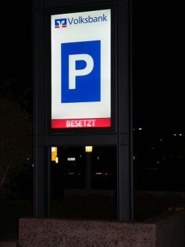 Parkplatz Stelen für die Volksbank in Hildesheim bei Nacht