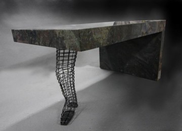 Filigranes Tischbein aus Stahldraht für einen Tisch aus Stein