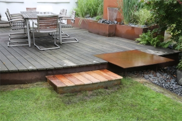 Garten Treppe aus Corten Stahl und Holz