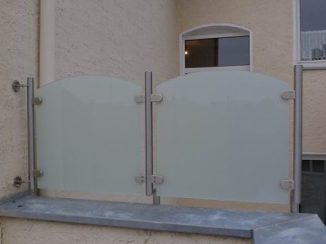 Windschutz und Sichtschutz aus Edelstahl und Sicherheitsglas (VSG)