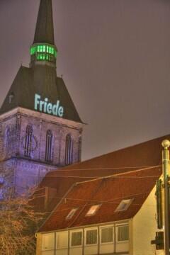 Friede - sei mit dir! Textprojektion auf den Turmhelm der Andreaskirche in Hildesheim 2007/2008