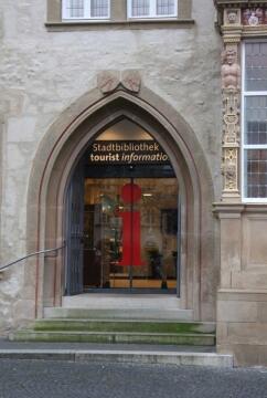 Eingangstür der Stadtinformation und Stadtbücherei in Hildesheim