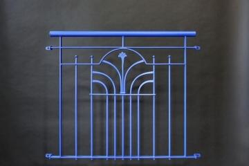 Franz. Balkon mit Schmuckornamenten, blau lackiert