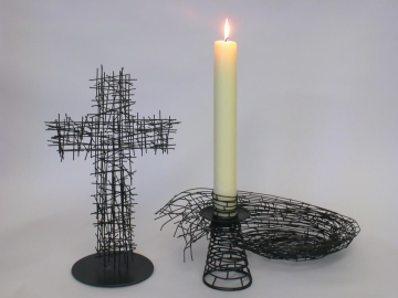 Kreuz, Kerzenleuchter und eine Schale für das Michaeliskloster in Hildesheim