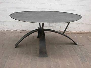 astreiner geschmiedeter Tisch aus Stahl