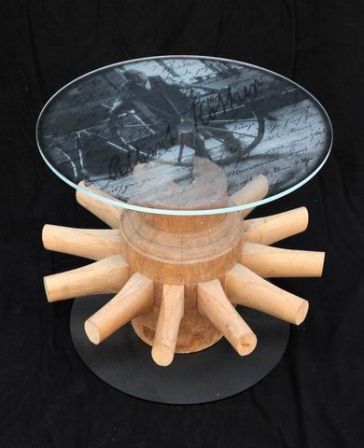 Tisch mit einer gelaserten Glasscheibe