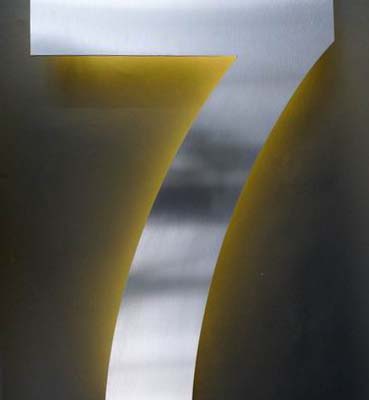 Die strahlende 7 - Hausnummer aus Edelstahl mit LED-Beleuchtung