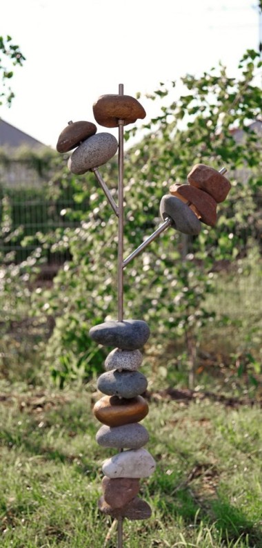 Gartenskulptur mit Steinen
