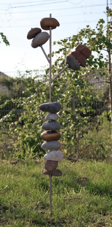 Gartenskulptur mit Steinen