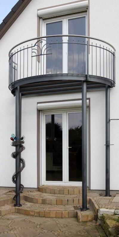 Halbrunder Balkon mit einem schönen Schmuckgeländer.