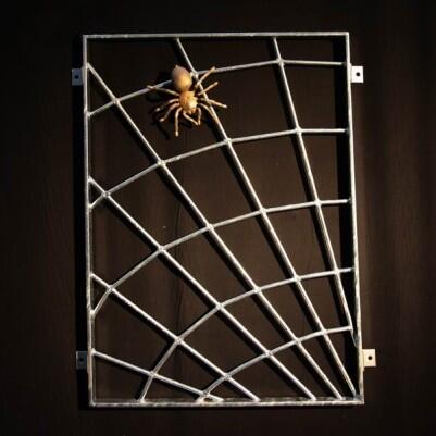 Kreativ gestaltetes Schutzgitter / Fenstergitter aus massivem Stahl