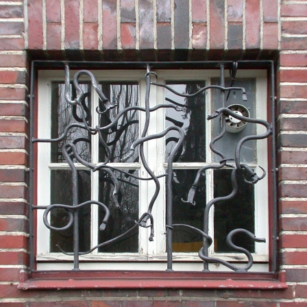 Fenstergitter mit Köpfen