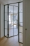 Tür mit feststehenden Seitenteilen im Bauhaus Stil