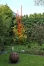 Skulptur für den Garten aus rot lackierten, feuerverzinkten Stahlrohren