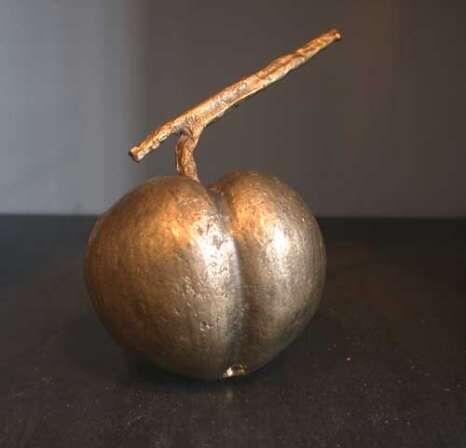 Frucht aus Bronze gegossen