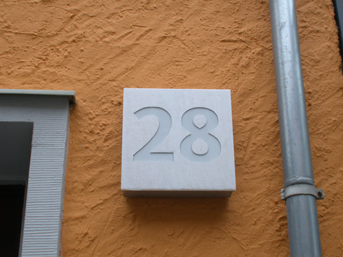 Hausnummer 28 für das Helmut Kohl Haus in Hildesheim