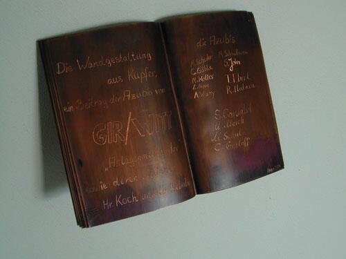 Signiertes Buch aus Kupfer