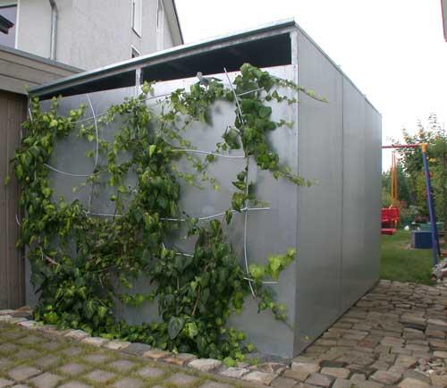 Gerätehaus mit Rankgitter aus verzinktem Stahlblech
