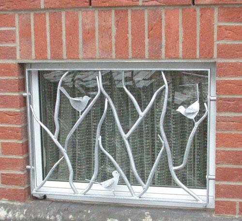 dieses Fenstergitter bietet stabilen Schutz vor Einbrechern und sieht zugleich sehr hübsch aus