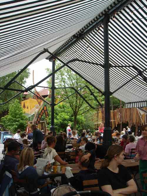 Riesige, freistehende Markise im Meyers Hof im Zoo Hannover