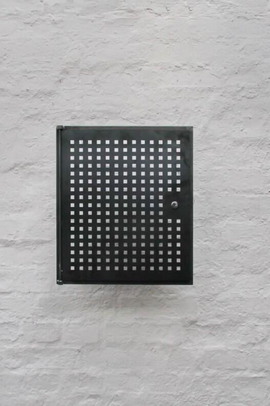 Tür aus gelasertem Lochblech