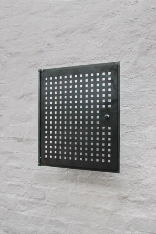 Tür aus gelasertem Lochblech