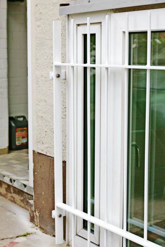 weiß lackiertes Fenstergitter aus Flachstahl 40 x 10 mm - stabiler Einbruchschutz
