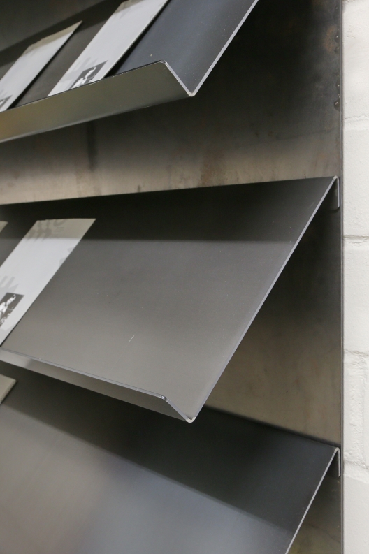 Prospekthalter mit Rückwand