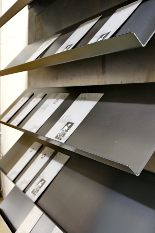 Prospekthalter mit Rückwand