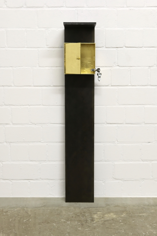 Wandboard mit vergoldetem Kubus