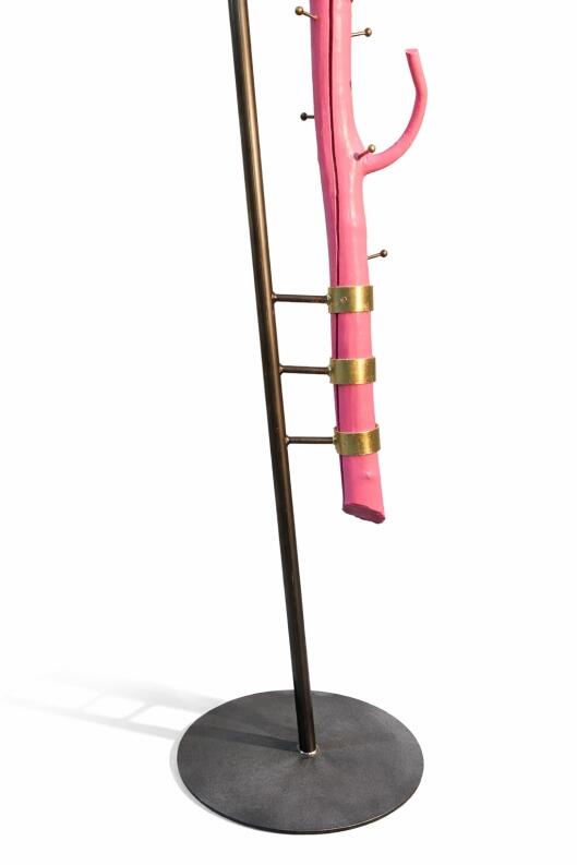 pink tree Baunstammgarderobe