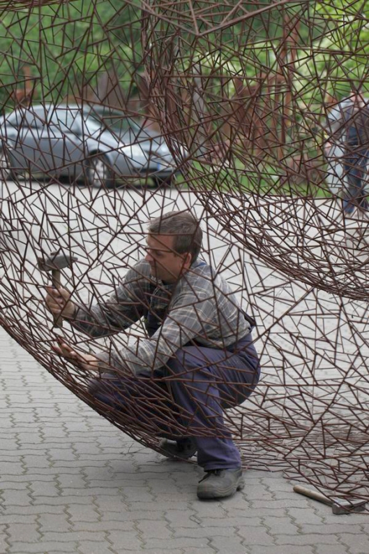 Restaurierungsarbeiten an einer doppelwandigen Skulptur