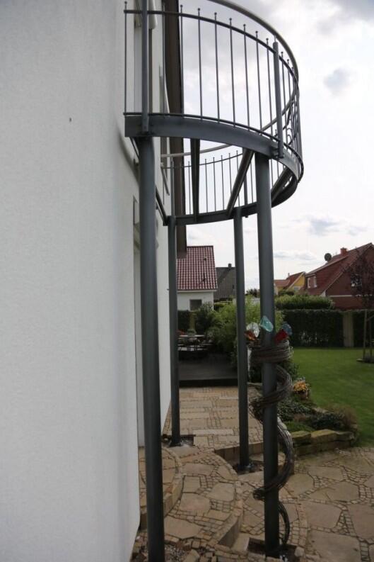 Halbrunder Balkon mit einem schönen Schmuckgeländer.