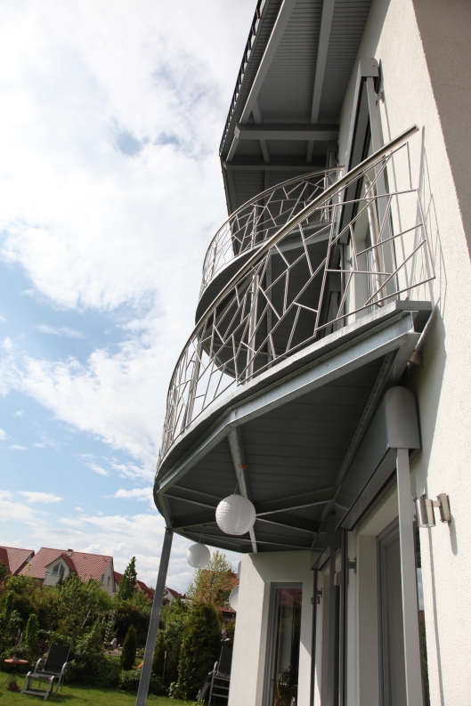 Wertvolle Edelstahl Balkongeländer in Schmitzstruktur - Balkongeländer aus Edelstahl