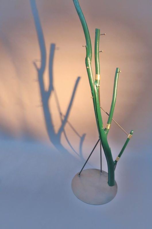 Grün lackierte Baumstamm Garderobe