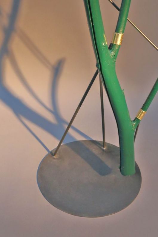 Grün lackierte Baumstamm Garderobe