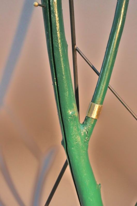 Grün lackierte Baumstamm Garderobe