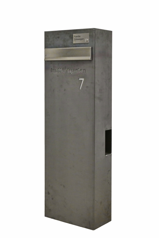 Freistehender Briefkasten aus Stahl mit beleuchtetem Schriftzug - Briefkasten aus Stahl
