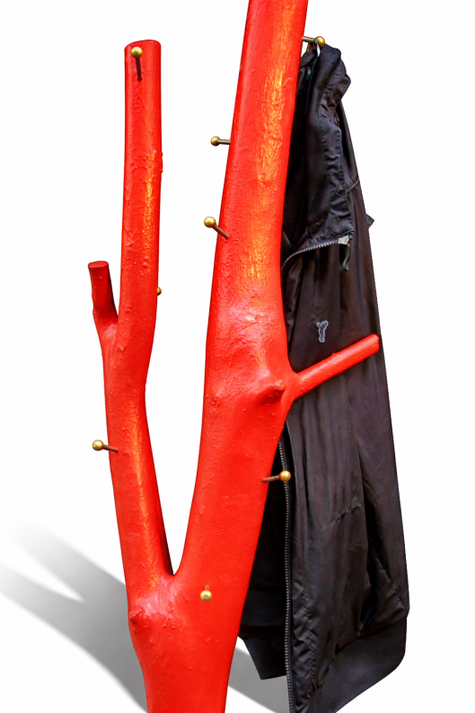 Garderobe aus Stahl und einem lackierten Baumstamm - rot lackierte Baumstamm Garderobe