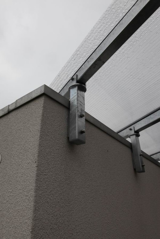 Überdachung aus Stahl mit Doppelstagplatten