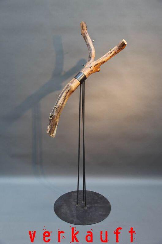 Baum Garderobe aus Stahl und Holz auf einer runden Platte