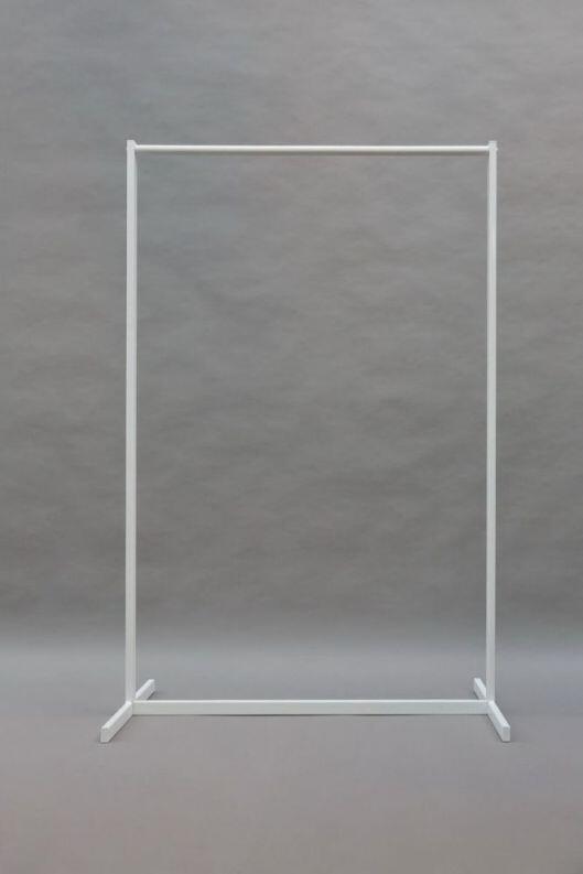 geschraubte Garderobe mit weißer Pulverbeschichtung